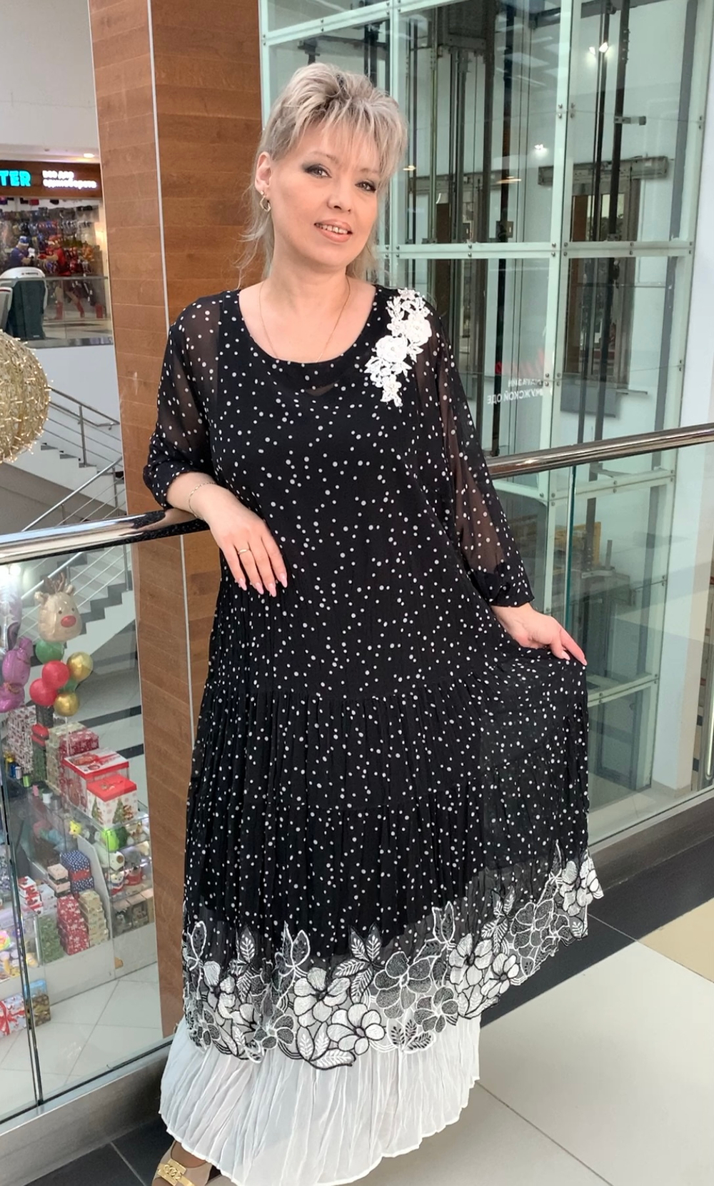 Длинное платье-двойка с оригинальным белым принтом и горошком