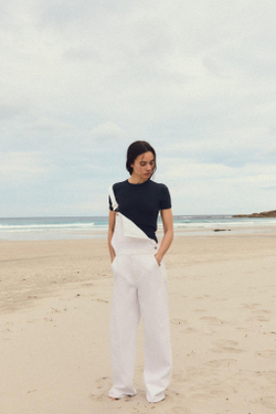 ZARA ФУТБОЛКА С ДЕКОРАТИВНОЙ СТРОЧКОЙ НА СПИНЕ, МОРСКОЙ СИНИЙ