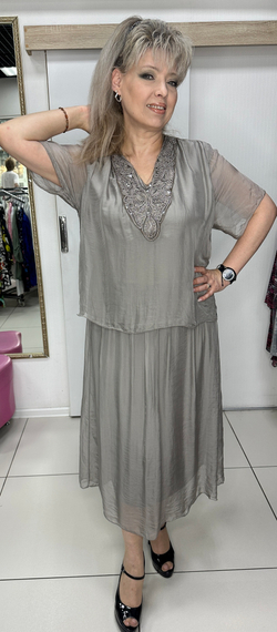 Нарядное двойное платье с пайетками по декольте