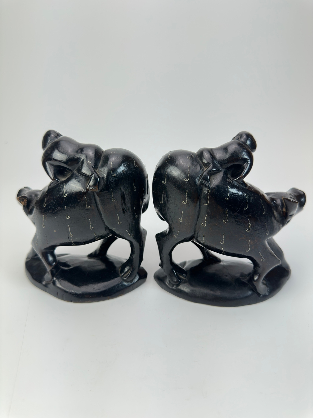 Парные фигуры водяных буйволов