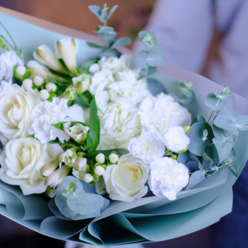 Купить Букет #364 с белыми розами и гортензией