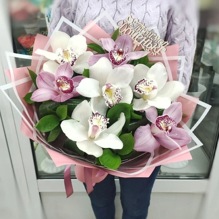 Букет с 7 белыми и розовыми орхидеями
