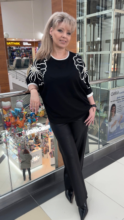 Нарядный черный джемпер с 2 белыми стразовыми цветами