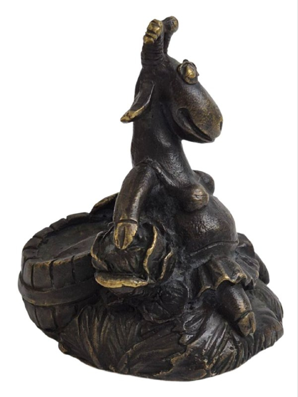 Статуэтка (миниатюра) "Коза в юбке"