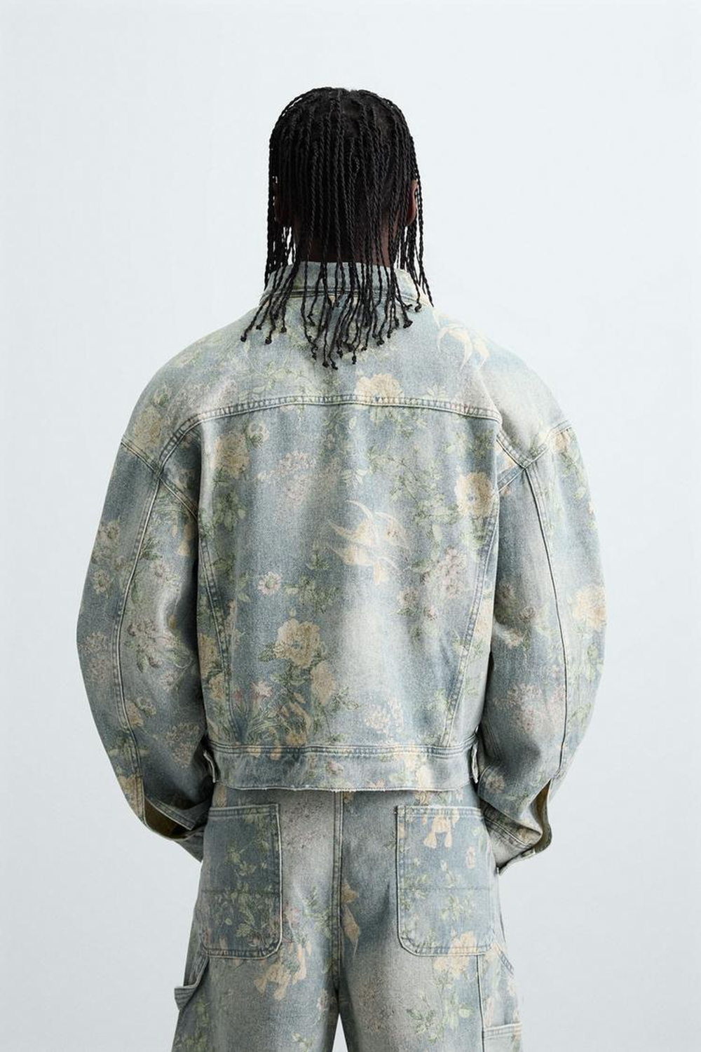 ZARA ДЖИНСОВАЯ КУРТКА С ЦВЕТОЧНЫМ ПРИНТОМ, РАЗНОЦВЕТНЫЙ