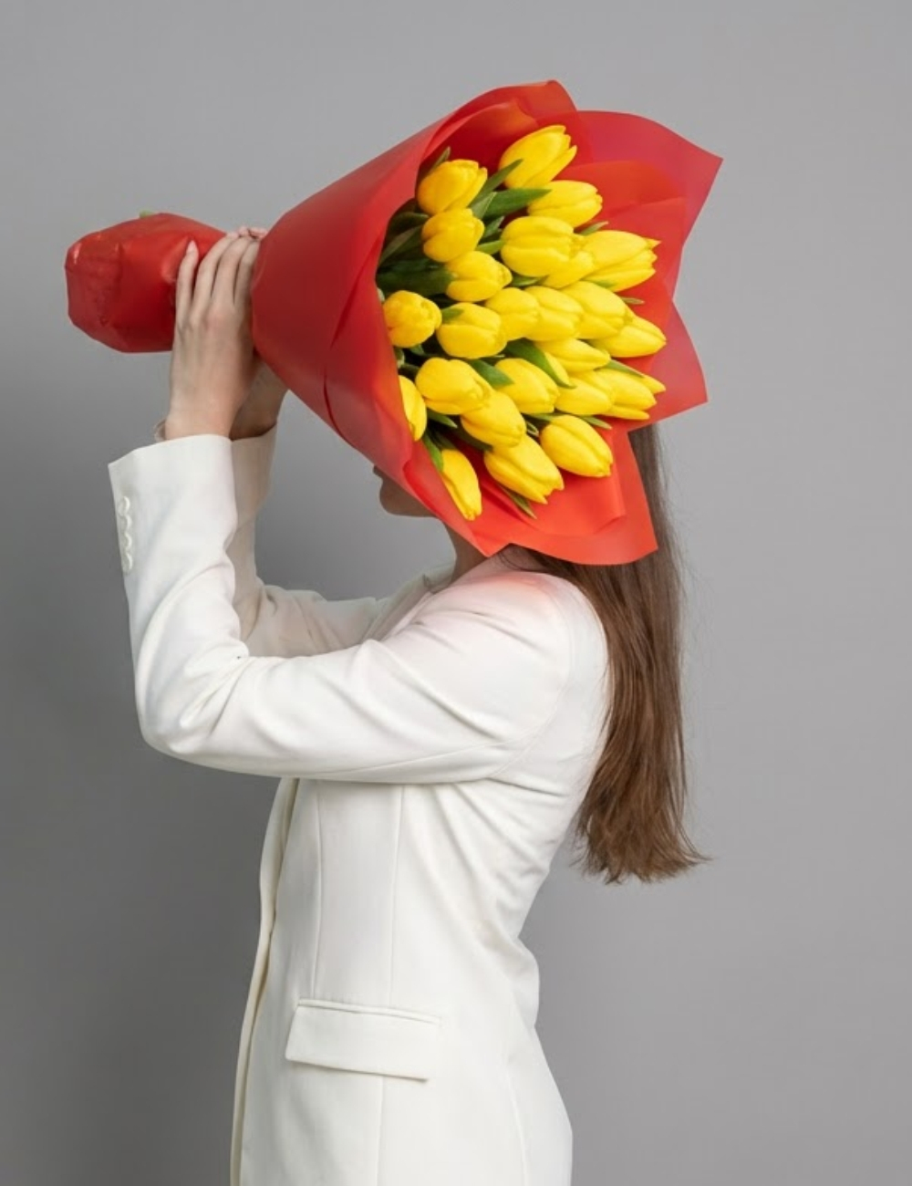 Букет из желтых тюльпанов в пленке