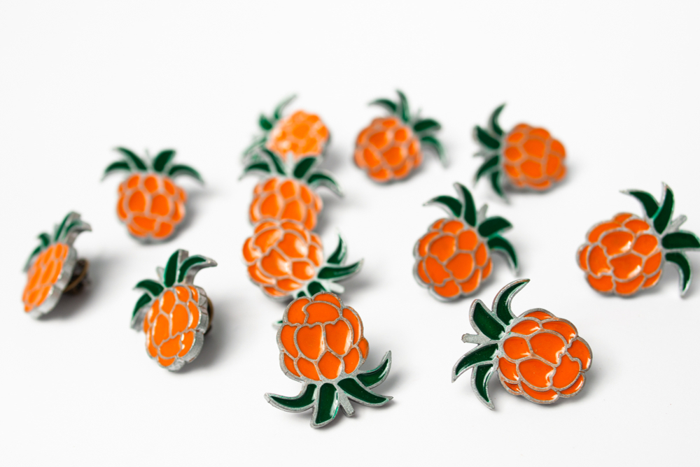 Металлический значок «Морошка»