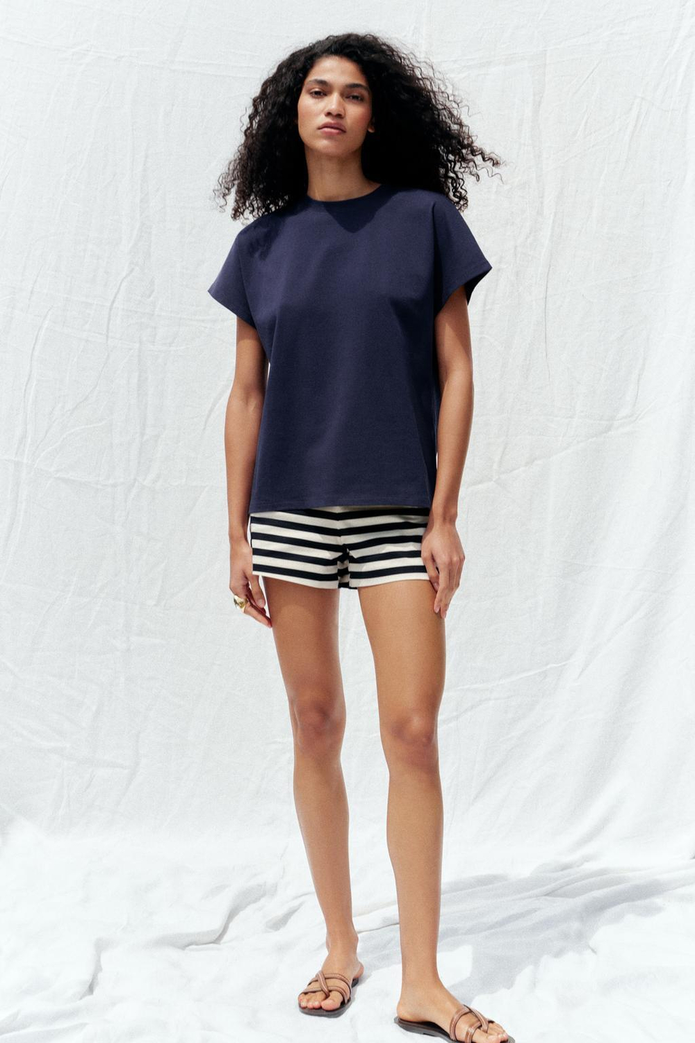 ZARA ФУТБОЛКА СО СПУЩЕННЫМИ ПЛЕЧЕВЫМИ ШВАМИ, СИНИЙ