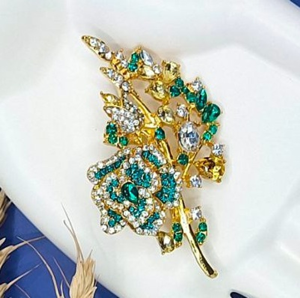 Брошь "Игривая веточка Розы"Выполнена из метала, страз и цирконов.