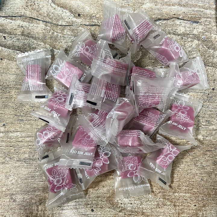 Конфета Сим Ягода вьетнамская кубик Jes's Dried Fruit Sim Berry Vietnamese 1 шт