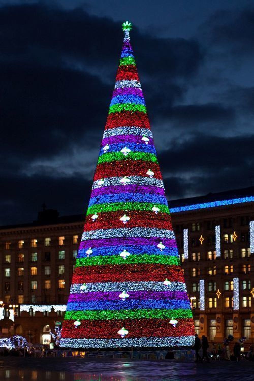 Светодинамическая елка каркасная-узкая с встроенной гирляндой "Евро-2" 10 м