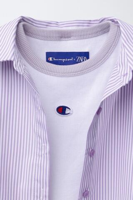 ZARA X CHAMPION ® КОМПЛЕКТ РУБАШКА ПОПЛИН В ПОЛОСКУ С ТРИКОТАЖНОЙ МАЙКОЙ, СВЕТЛАЯ МАЛЬВА
