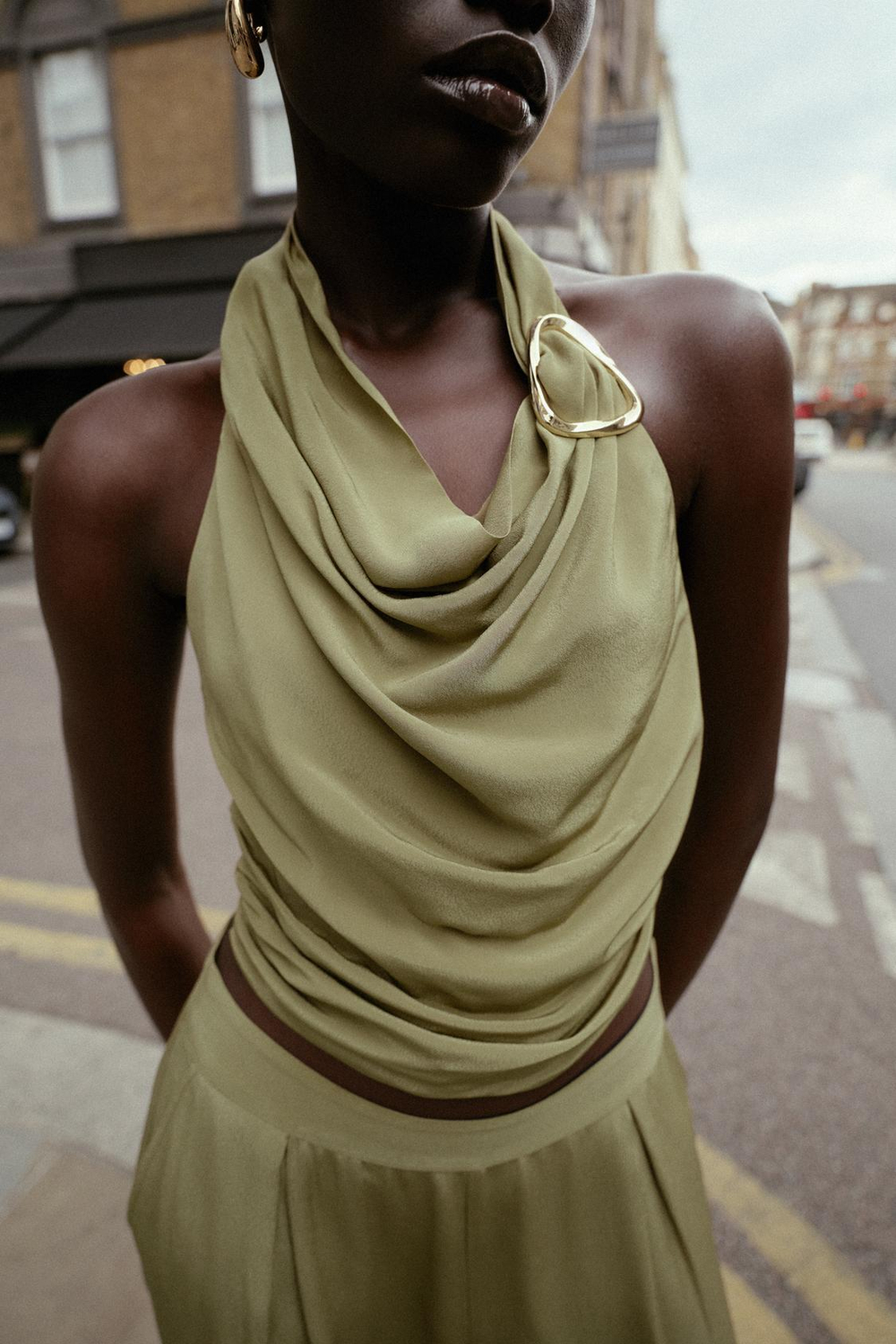 ZARA ТОП С ГОРЛОВИНОЙ ХАЛТЕР, ФУРНИТУРОЙ, УЗЛОМ И ОТКРЫТОЙ СПИНОЙ, СВЕТЛЫЙ ХАКИ