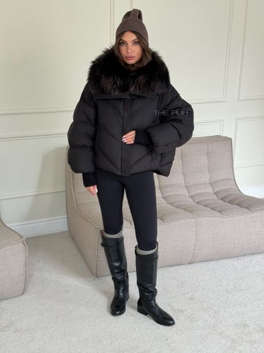 Короткий черный пуховик с меховым воротником