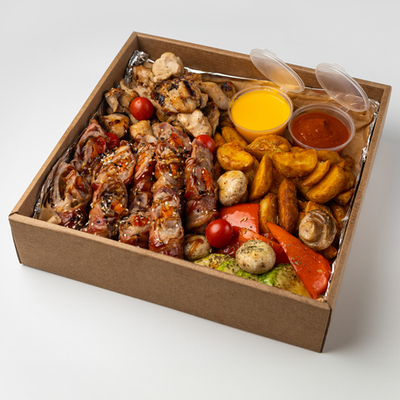 Бокс горячего приготовления на компанию с куриными шашлычками и рулетиками из свинины ( вес 1500 гр)