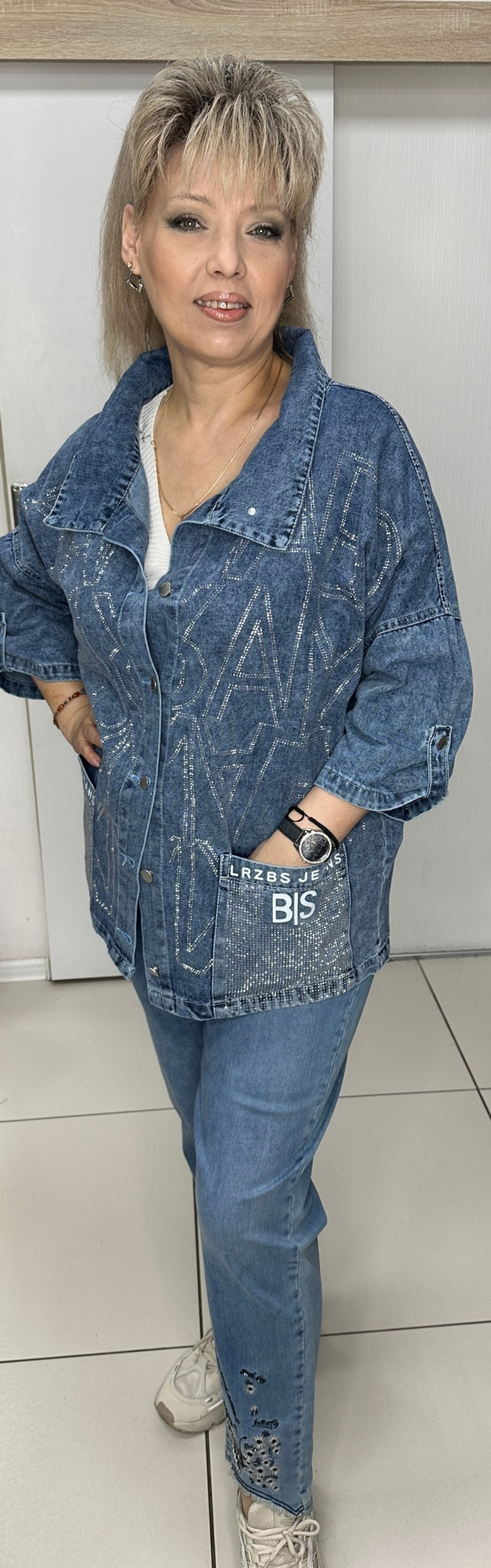 Джинсовый жакет-бомбер со стразовым принтом