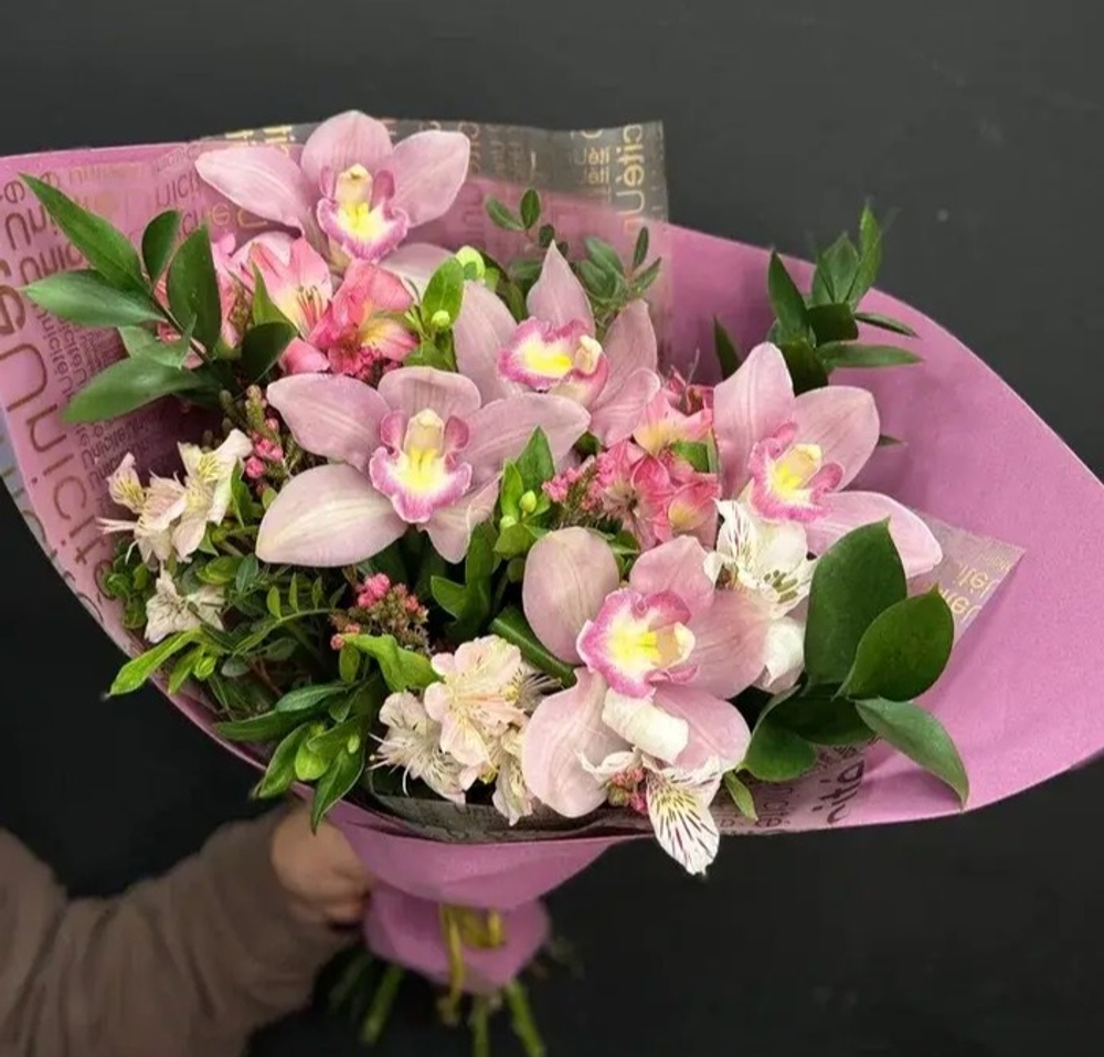 Букет с орхидеями