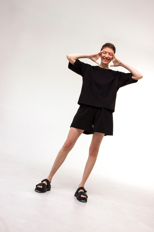 Свободная футболка в черном цвете