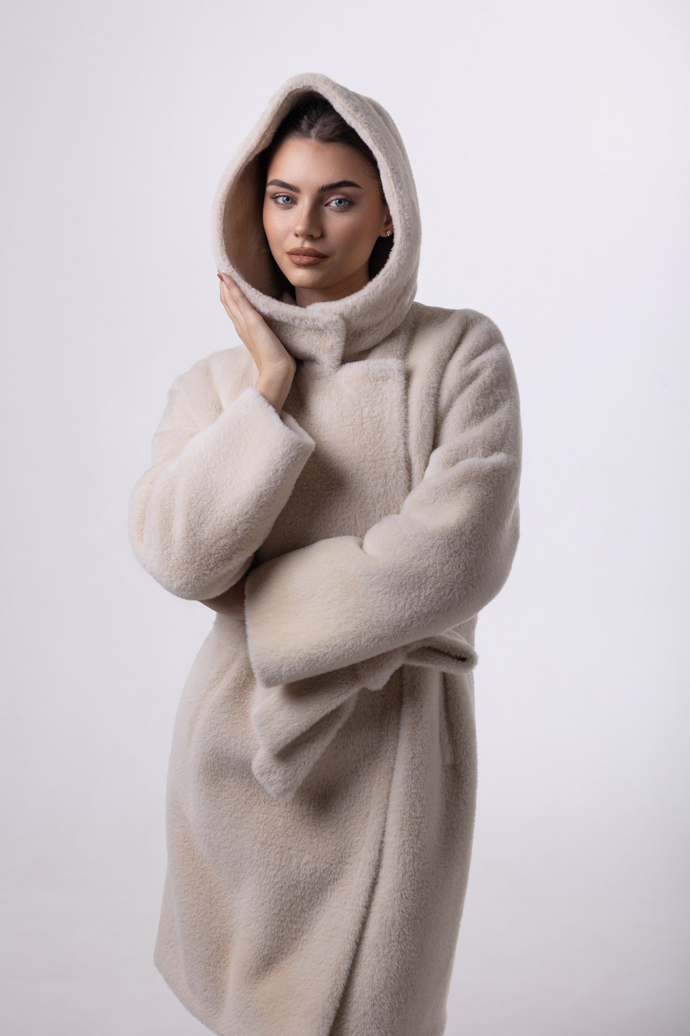 Пальто с капюшоном утепленное