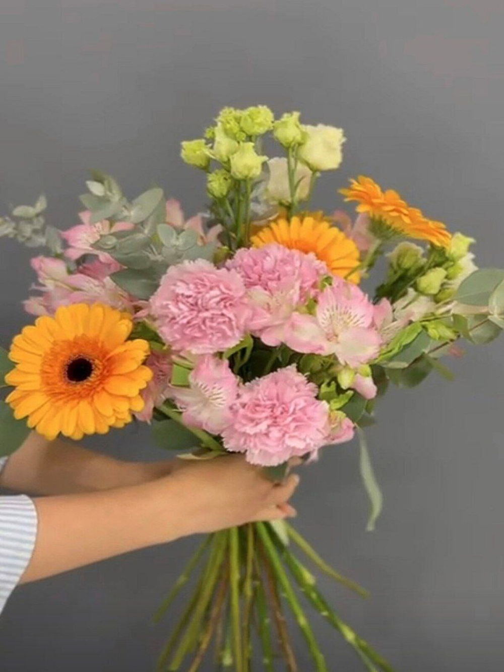Букет из герберов, диантусов и альстромерий
