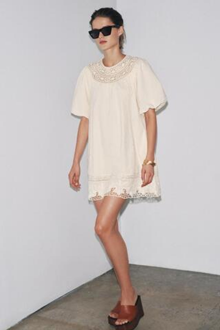 ZARA КОРОТКОЕ ПЛАТЬЕ С ВЫШИВКОЙ — ZW COLLECTION, ЭКРЮ