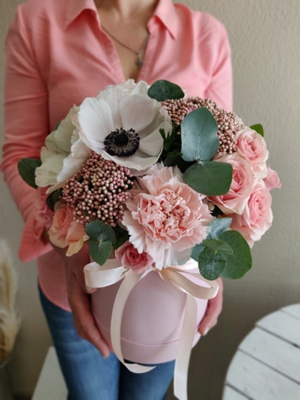 Шляпная коробка в нежных тонах с невероятными анемонами