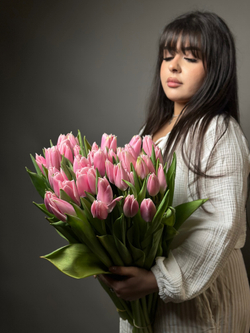 Букет розовых гладких тюльпанов