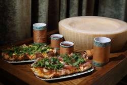 Блюдо малое или сервировочная тарелка. Коллекция Изразец Коломенское. Птицы. Бревно (Log).