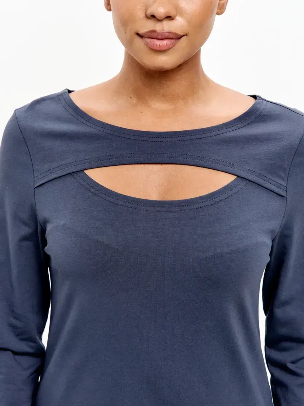 лонгслив дизайнерский с вырезом на груди