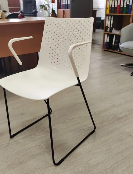 Стул с подлокотниками FX белый