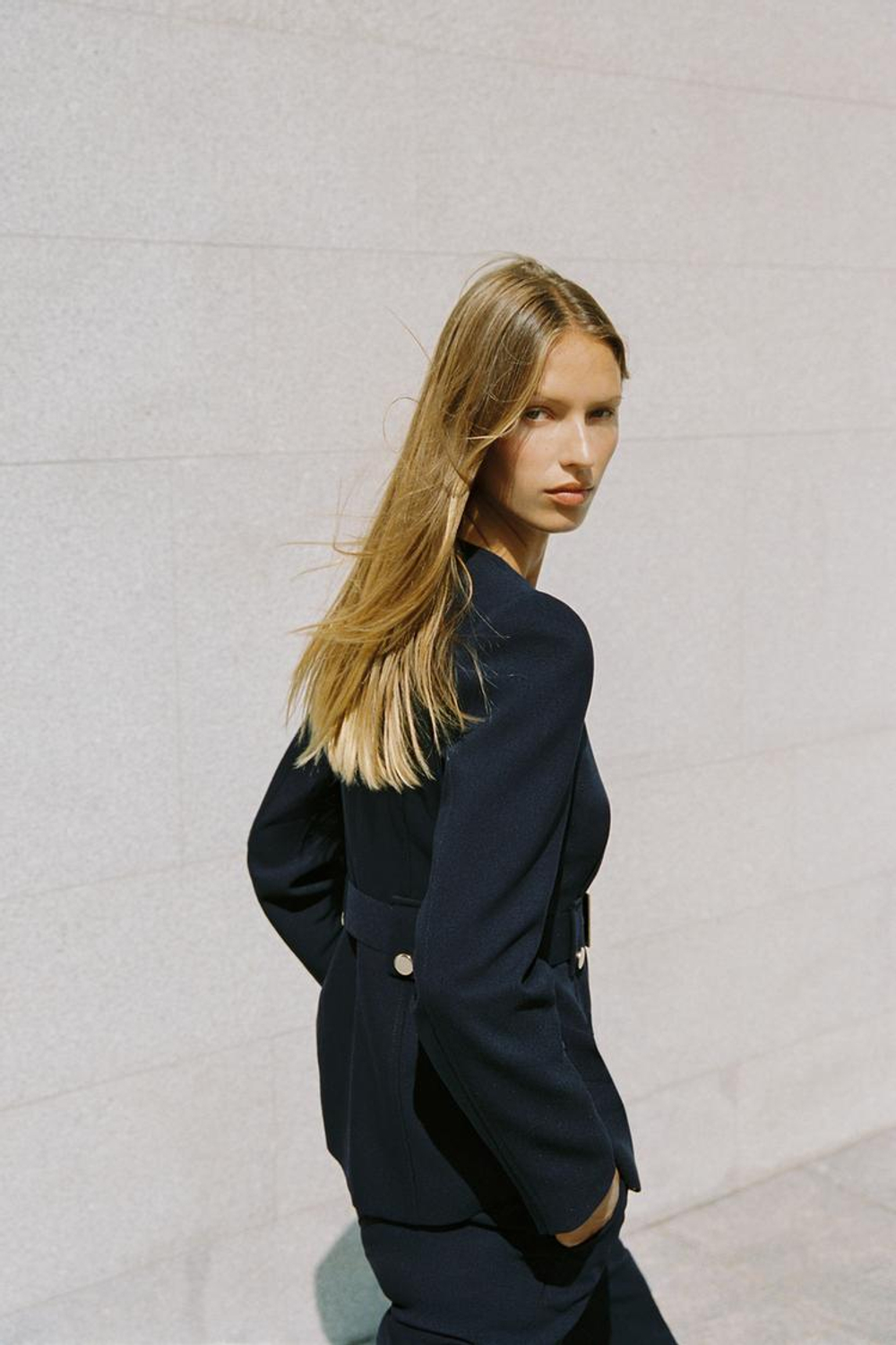 ZARA ПРИТАЛЕННЫЙ БЛЕЙЗЕР С ПОЯСОМ, МОРСКОЙ СИНИЙ