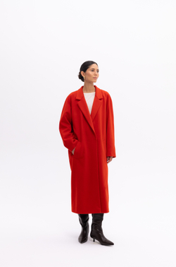 Красное двубортное пальто