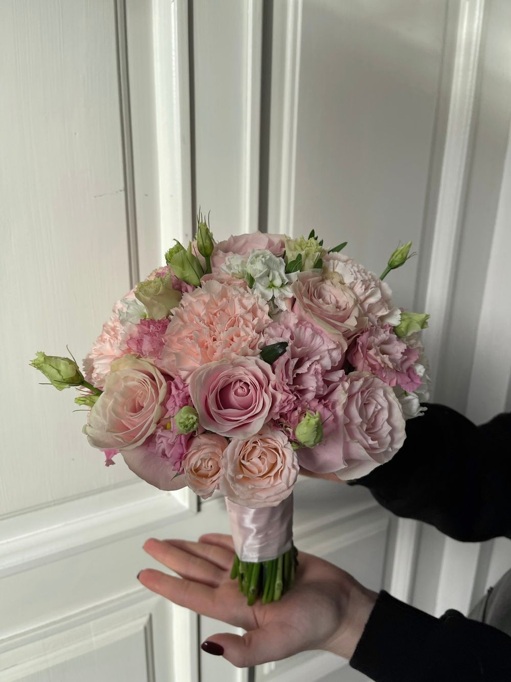 Свадебный букет из диантусов, маттиолы, лизиантуса, кустовых пионовидных и одноголовых роз