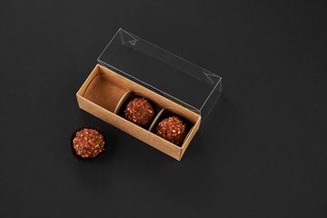 Упаковка с прозрачной крышкой для 3 шоколадных конфет