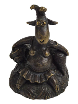 Статуэтка (миниатюра) "Коза в юбке"