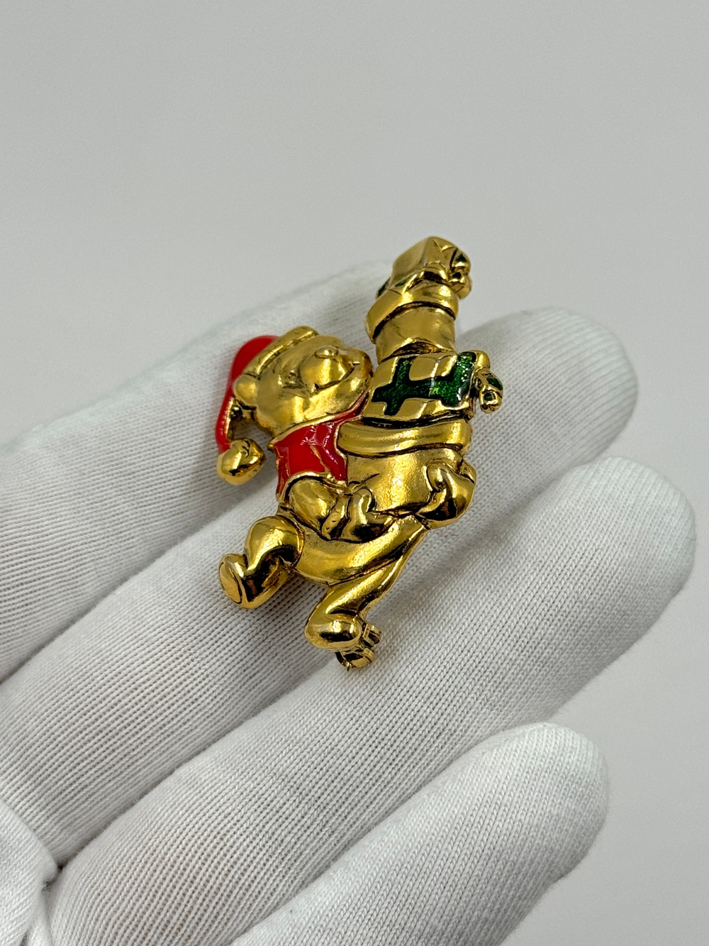 Брошь «Винни Пух с подарками» Winnie‑the‑Pooh Disney