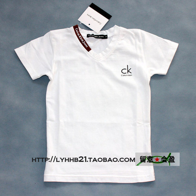 Футболка детская с надписью логотипа и V-образным вырезом