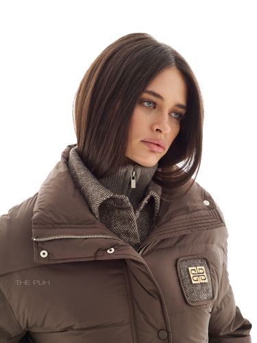 Коричневый пуховик с комбинированной рубашкой