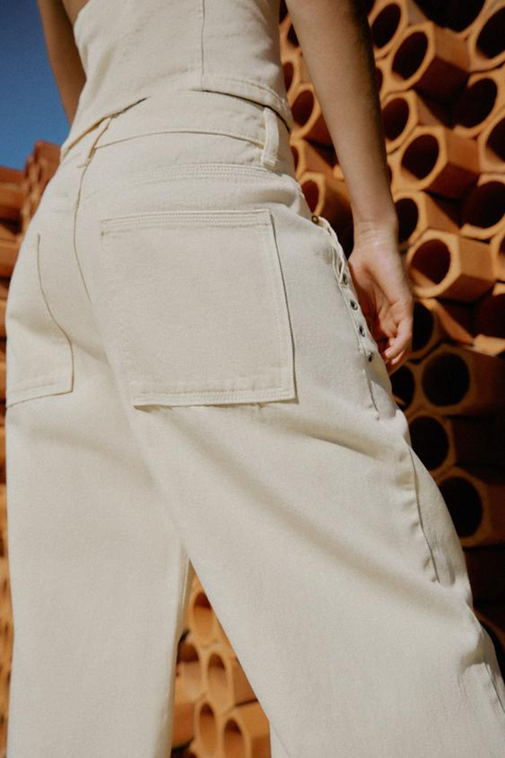 ZARA БРЮКИ STRAIGHT FIT С НИЗКОЙ ПОСАДКОЙ И ЛЮВЕРСАМИ, ЖЕЛТОВАТО-БЕЛЫЙ