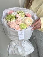 Букет сборный из кустовых пионовидных роз, ромашки и хризантемы