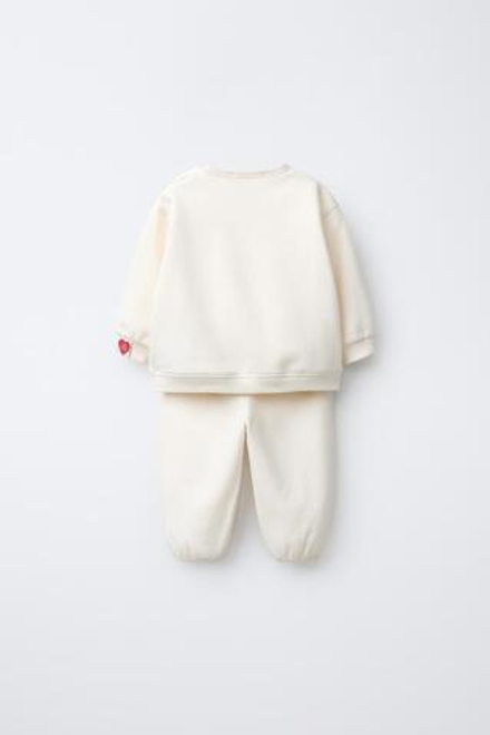 ZARA КОМПЛЕКТ ИЗ ТОЛСТОВКИ И БРЮК С ВЫШИТОЙ НАДПИСЬЮ, СВЕТЛО-БЕЖЕВЫЙ