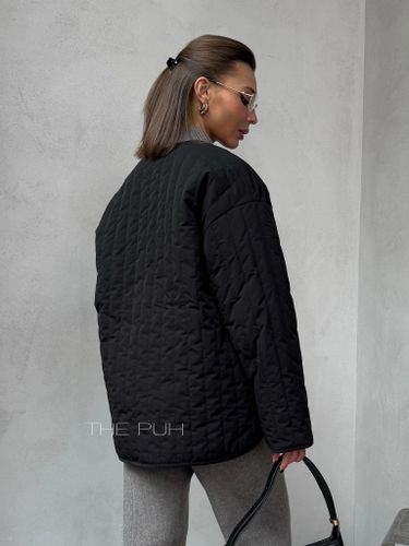 Женская стеганая куртка черного цвета