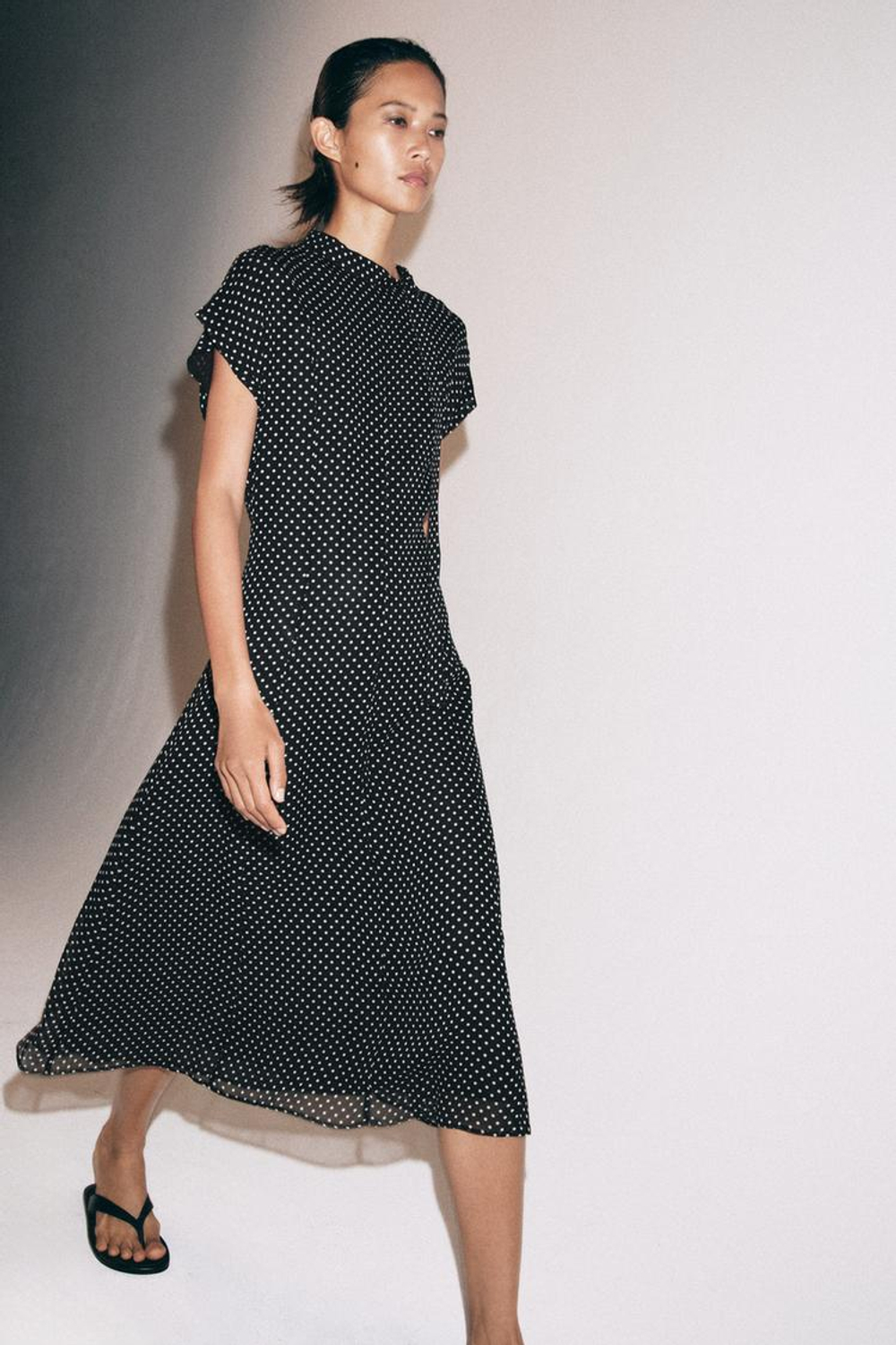 ZARA ПЛАТЬЕ МИДИ В ГОРОШЕК — ZW COLLECTION, ЧЕРНЫЙ/БЕЛЫЙ