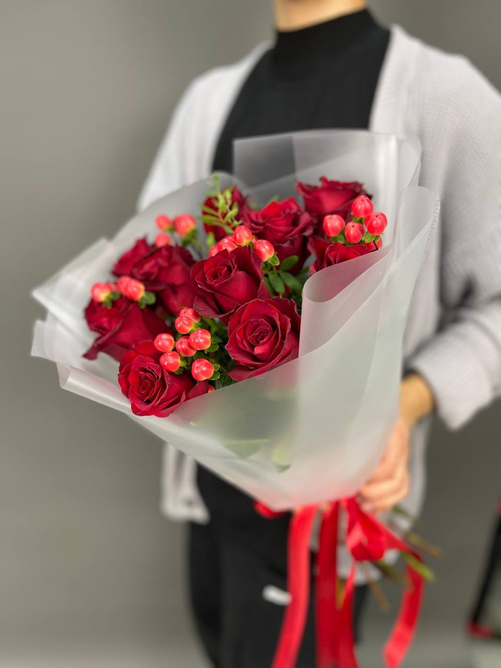 Дуобукет из роз и гиперикума