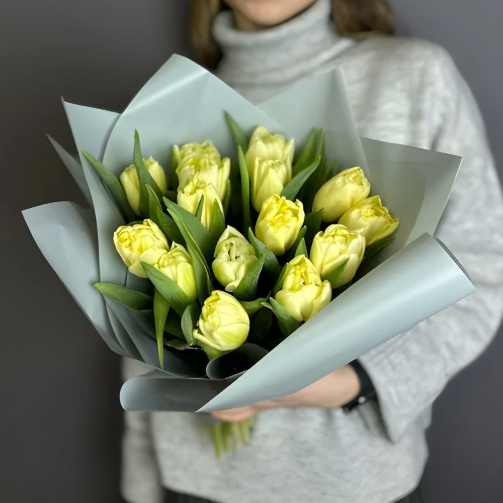 Букет из 15 пионовидных лимонных тюльпанов