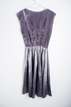 Платье базового цвета для вечернего образа, визуально на 40/42 размер