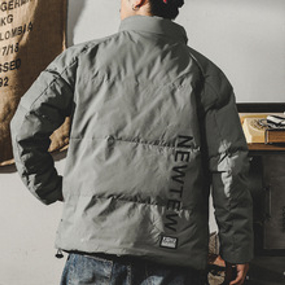 Короткий пуховик с воротником без капюшона на утином пуху с надписью на спине