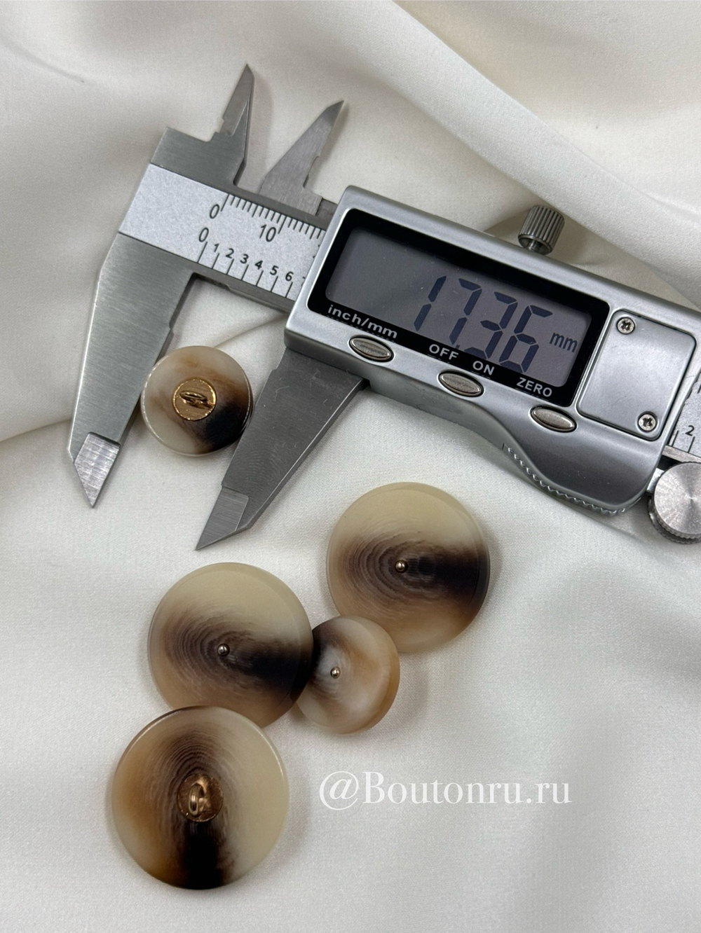 Пуговицы на золотистой ножке светло бежевые с коричневыми прожилками