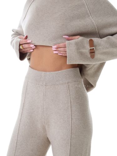 Бежевый трикотажный костюм с брюками