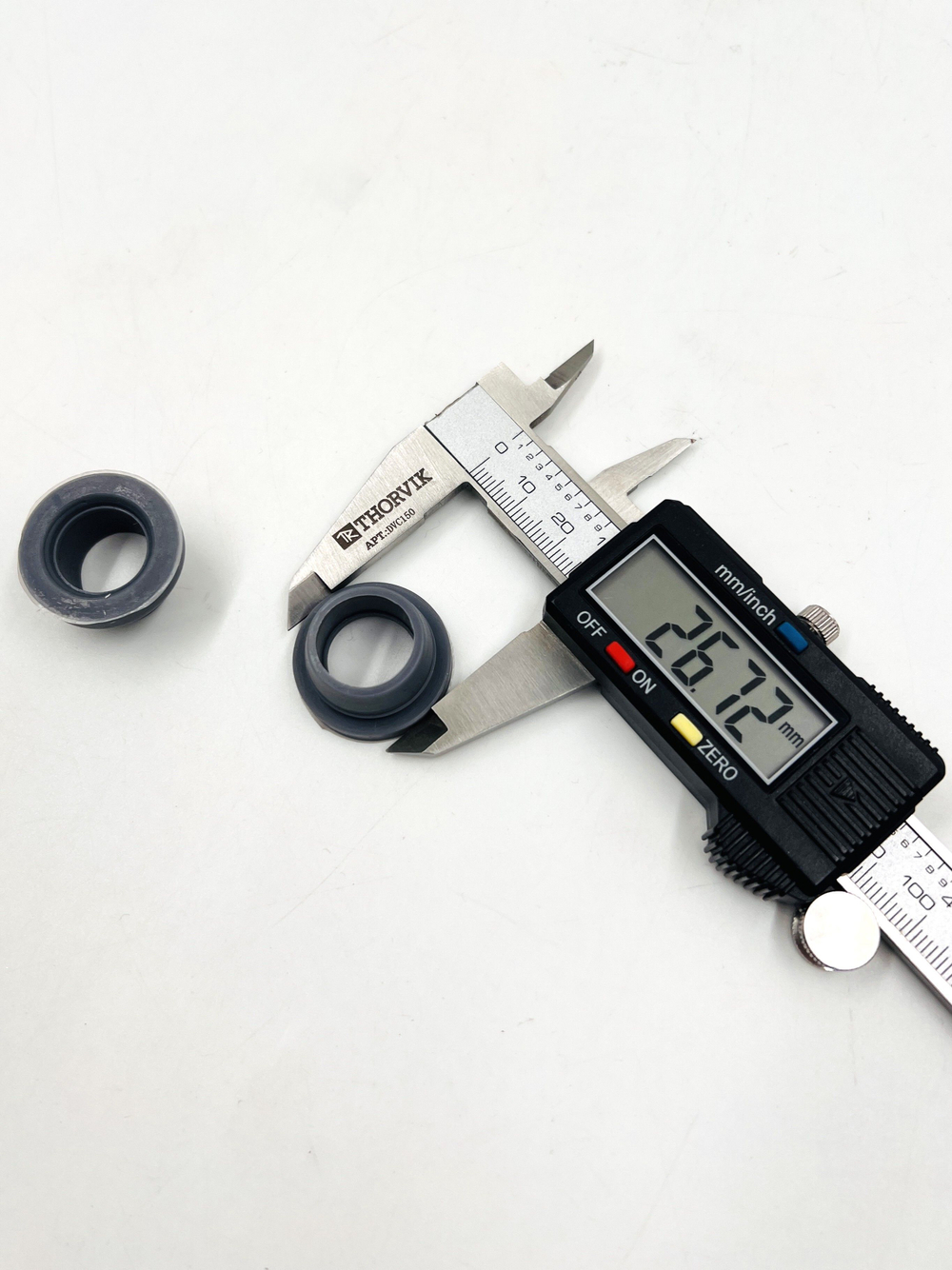 Втулка бачка омывателя (евронасос) 2 шт Лада Ларгус, Kia, Lexus, Nissan, Ford, Toyota серый силикон